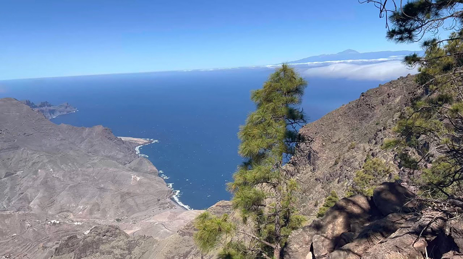 Europa's hoogste klif bevindt zich op Gran Canaria en kijkt uit op een ongerept zwart zandstrand